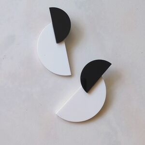 Black and white enamel fashion earrings